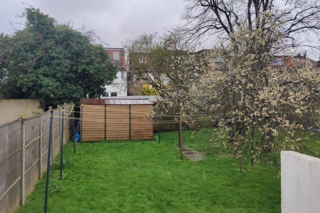 Large Studio Garden Flat On Golders Green Road 伦敦 外观 照片