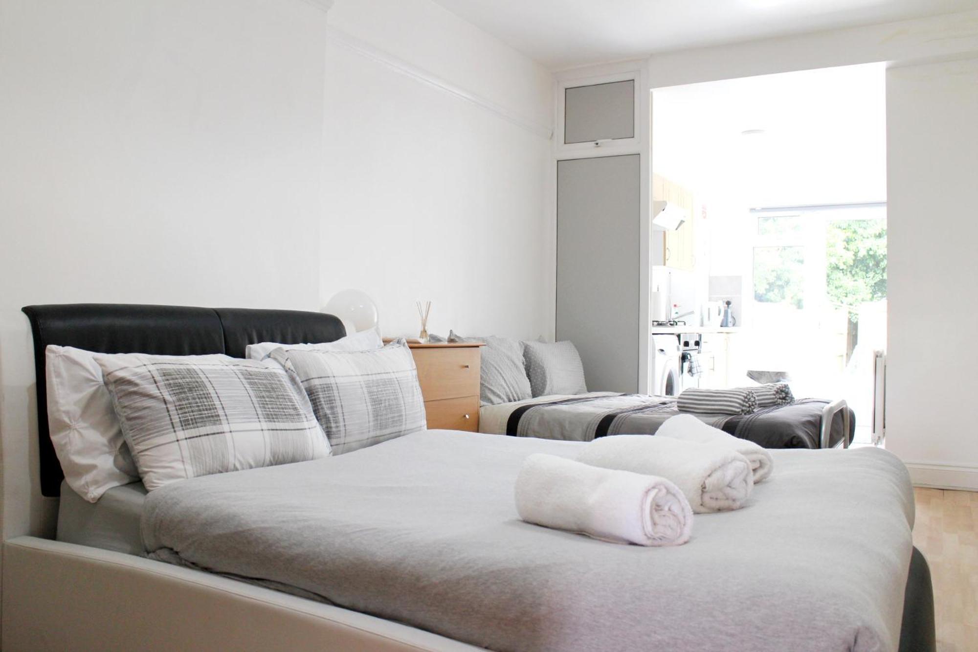 Large Studio Garden Flat On Golders Green Road 伦敦 外观 照片