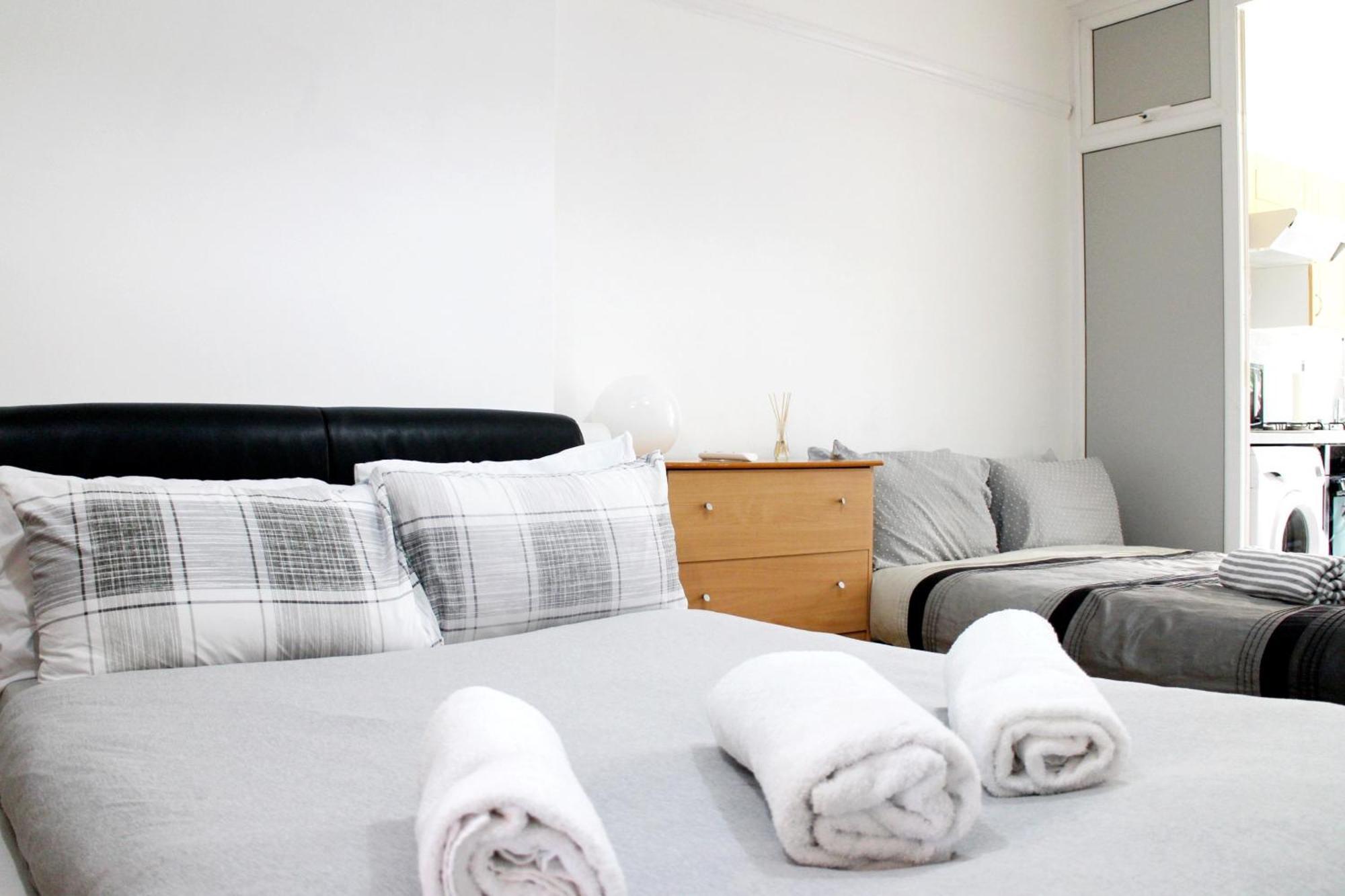 Large Studio Garden Flat On Golders Green Road 伦敦 外观 照片