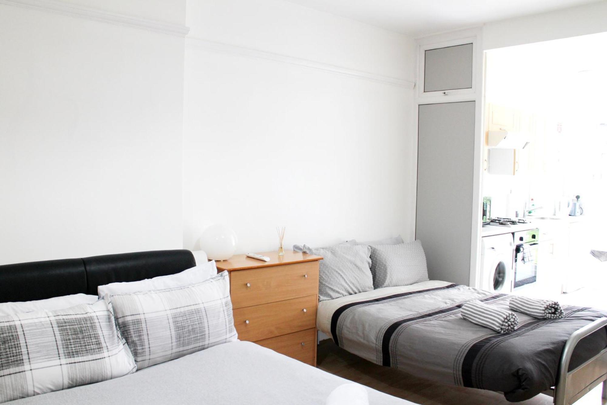 Large Studio Garden Flat On Golders Green Road 伦敦 外观 照片