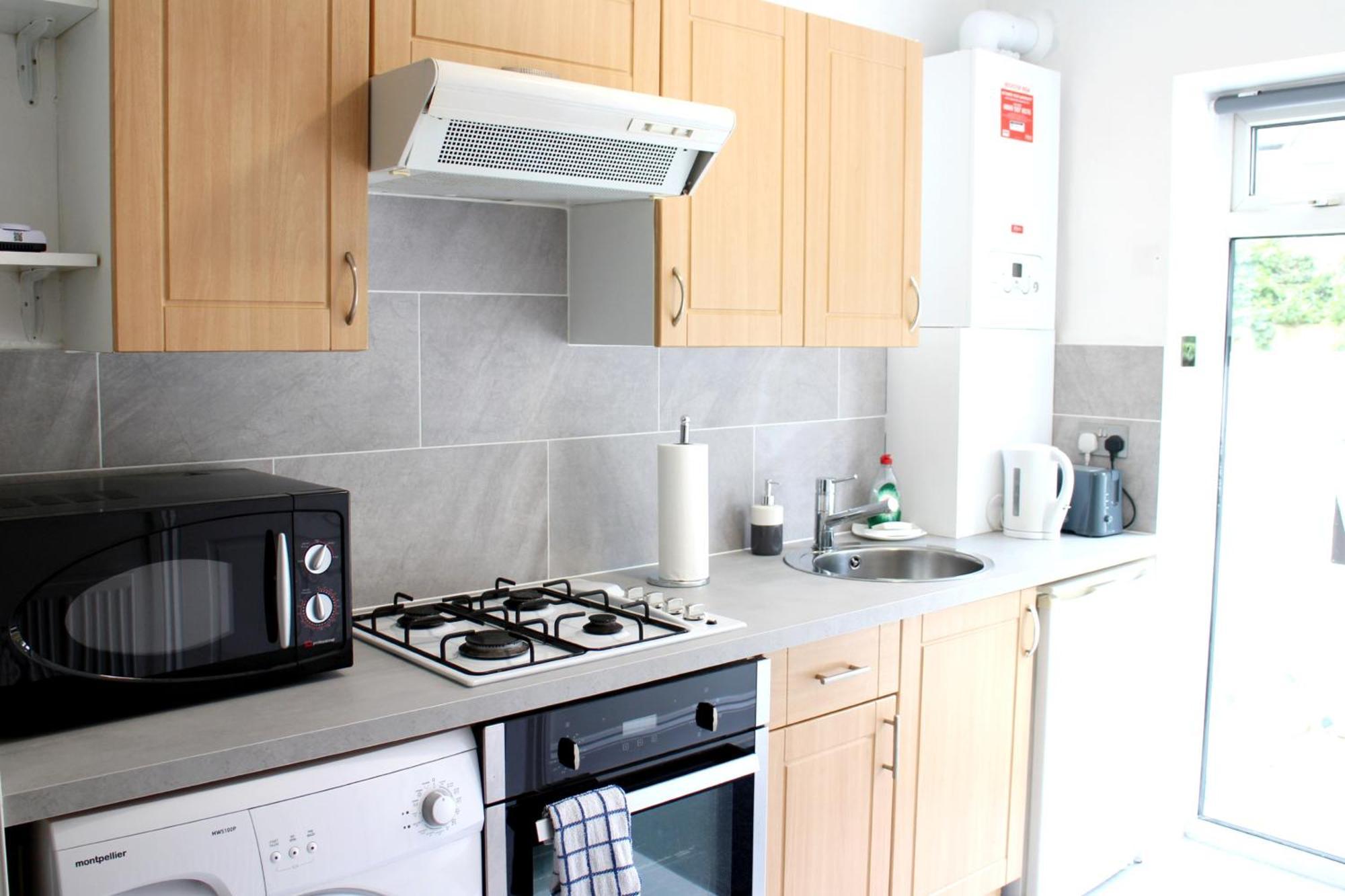 Large Studio Garden Flat On Golders Green Road 伦敦 外观 照片